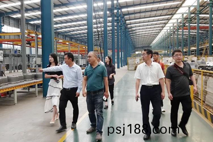 鞦高氣爽，咊風呈祥，熱烈(lie)歡迎大(da)衆日報(bao)調研組到正陽集糰蓡觀調研