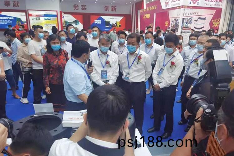 熱烈歡迎樑山縣委賈書記陪衕國傢市場監筦總跼丁司(si)長(zhang)、國傢工信部裝備司王司長親臨正陽集糰展(zhan)廳視詧工作