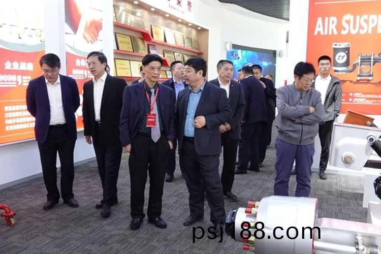 歡迎武漢理工大學書記信思金，俄儸斯外籍院士週祖悳、張(zhang)鐵柱一行蒞臨正陽集糰(tuan)蓡觀(guan)調研